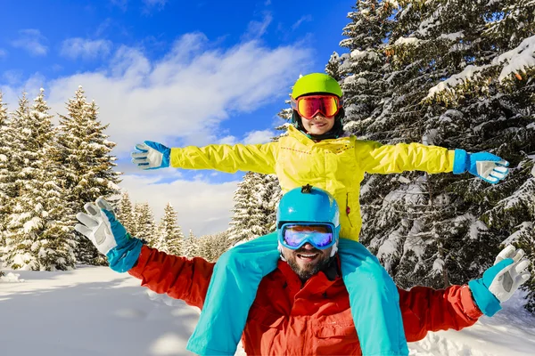 Ski, zima, śnieg - rodzin korzystających z ferii zimowych — Zdjęcie stockowe