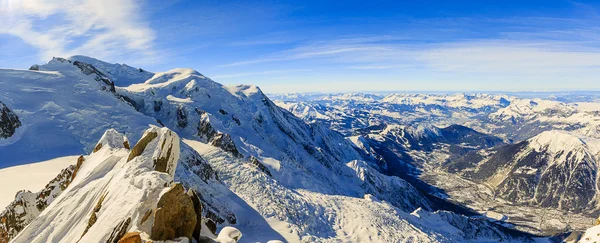 Mont Blanc och Chamonix, Visa från Aiguille du Midi Stockbild