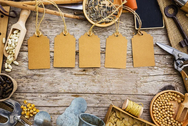 Tuingereedschap en zaden op een houten achtergrond, frame — Stockfoto