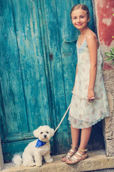 Preciosa chica de moda con perro maltés —  Fotos de Stock