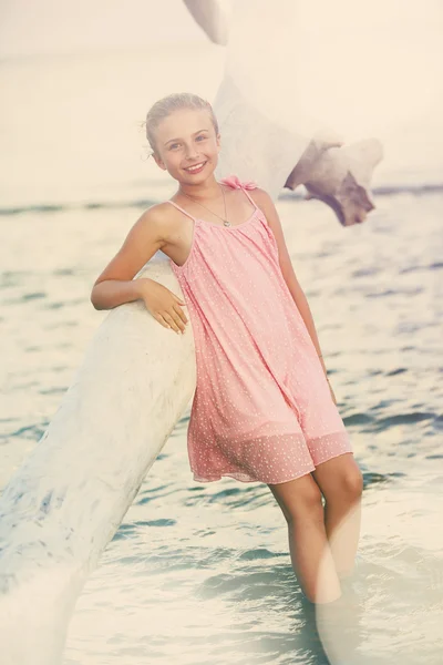 Vacances d'été, portrait de belle jeune fille de la mode — Photo