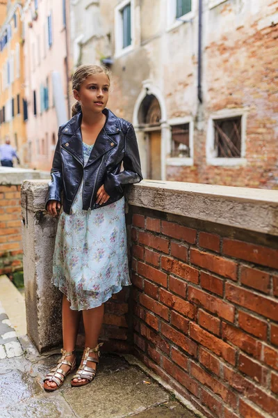 Retrato de menina da moda em Veneza, Itália — Fotografia de Stock