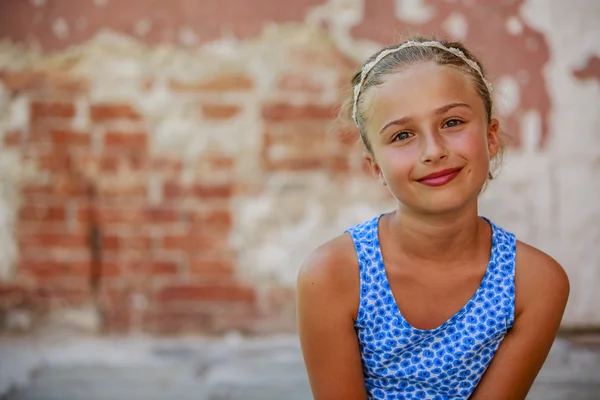 Porträtt av glad vacker ung flicka i sommarklänning — Stockfoto