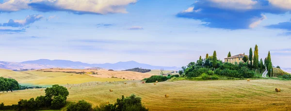 Paisaje Toscana colinas y prados, San Quirico di Orcia — Foto de Stock