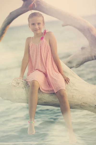 Vacances d'été, portrait de jeune fille de la mode sur la plage — Photo