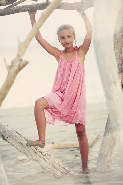 Yaz tatili, sahilde genç kız moda portresi — Stok fotoğraf