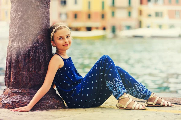 Ritratto di bella ragazza di moda a Portofino, Italia — Foto Stock