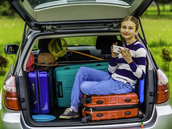 Zomervakantie, jonge meisje klaar voor reizen — Stockfoto