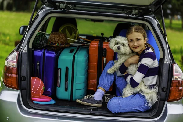 Zomervakantie, jonge meisje klaar voor reizen — Stockfoto