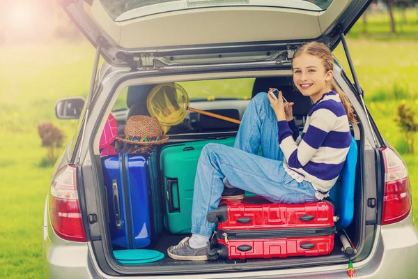 Summer vacation, young girl ready for travel — Stock Photo, Image