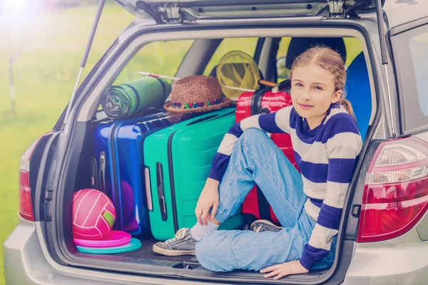 Zomervakantie, jonge meisje klaar voor reizen — Stockfoto