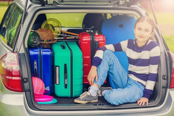 Zomervakantie, jonge meisje klaar voor reizen — Stockfoto