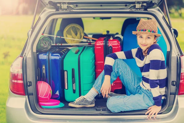 Summer vacation, young girl ready for travel — Stock Photo, Image