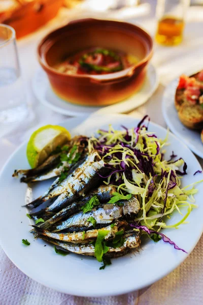 Sardinas a la parrilla, plato tradicional mediterráneo —  Fotos de Stock