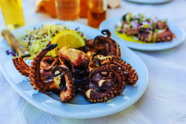 Pulpo a la parrilla, plato tradicional mediterráneo —  Fotos de Stock