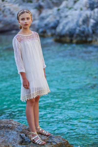 여름 휴가, 사랑 스러운 패션 젊은 여자의 초상화 — 스톡 사진