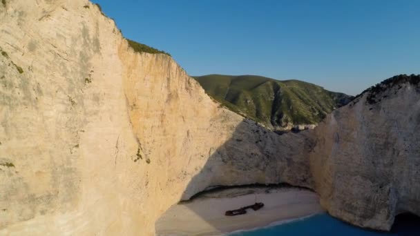 Bay, Navagio - Zakynthos, Yunanistan - havadan görünümü batık — Stok video