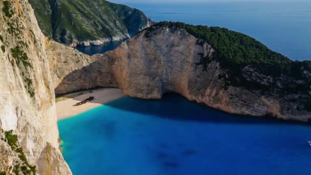 Shipwreck bay, Navagio - Закинф, Греция - вид сверху — стоковое видео