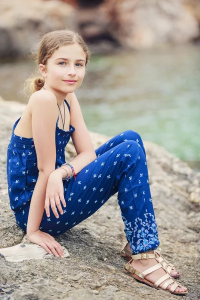 Summer vacation, portrait of lovely fashion young girl — Stock Photo, Image