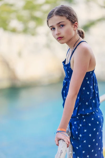 Vacaciones de verano, retrato de la muchacha joven de moda encantadora —  Fotos de Stock