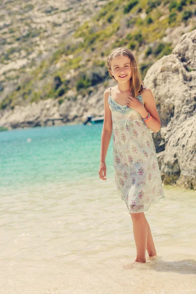 Vacaciones de verano, retrato de la muchacha joven de moda encantadora — Foto de Stock
