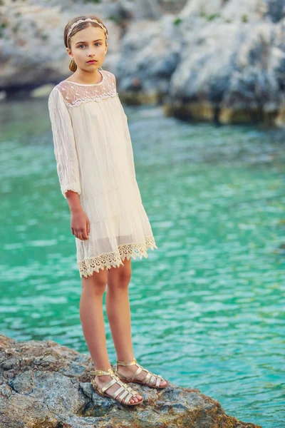 Yaz tatili, güzel moda genç kız portresi — Stok fotoğraf