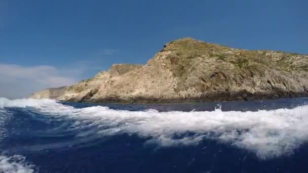 Zakynthos, Griekenland - zee cruise naar de blauwe grotten — Stockvideo