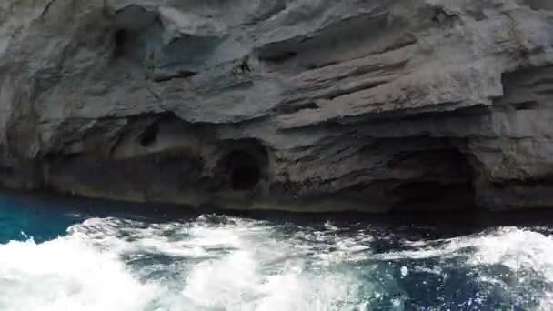 Zakynthos, Görögország - tengeri körutazás, a kék barlang — Stock videók