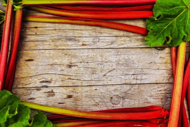 Tahta arka planda taze ravent.