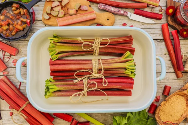 Rhubarbe fraîche dans la cuisine — Photo