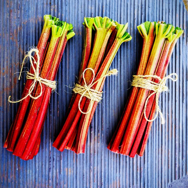 Rabarbaro fresco in cucina — Foto Stock