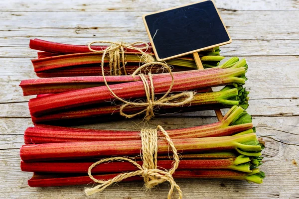 Rhubarbe fraîche sur fond bois — Photo