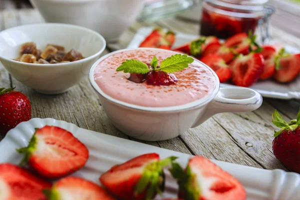 Fresh strawberries in the kitchen — Stock Photo, Image