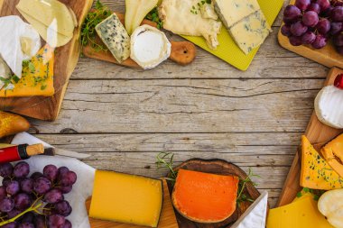 peynir - peynir ahşap arka plan üzerinde farklı türleri