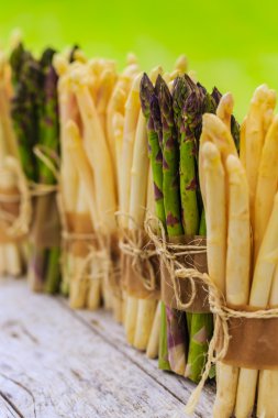 Beyaz ve yeşil kuşkonmaz kuşkonmaz - demet