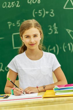 -Sınıfta güzel kız öğrenci okula dönüş