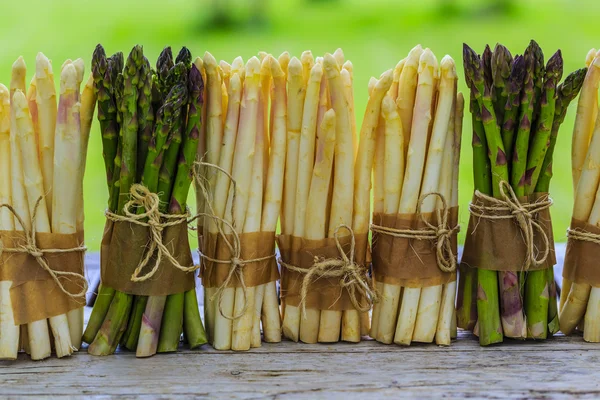 Spargel - weiße und grüne Spargelsträuße — Stockfoto