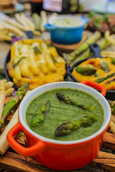 Spargel - die Köstlichkeiten des weißen und grünen Spargels — Stockfoto