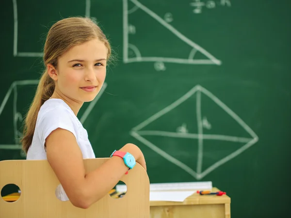 Volver a la escuela - hermosa colegiala en el aula — Foto de Stock