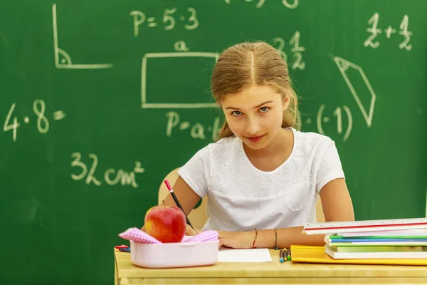 Volver a la escuela - hermosa colegiala en el aula —  Fotos de Stock