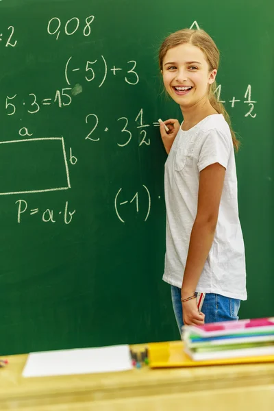 Volver a la escuela - hermosa colegiala en el aula —  Fotos de Stock