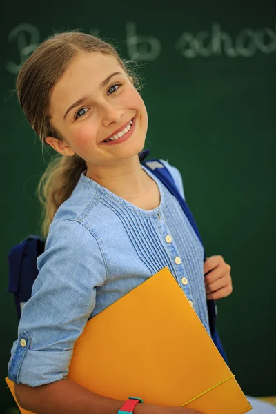 Vissza az iskolába - gyönyörű iskoláslány az osztályteremben — Stock Fotó