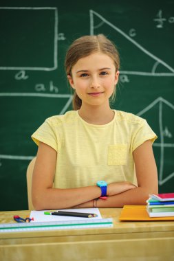 -Sınıfta güzel kız öğrenci okula dönüş