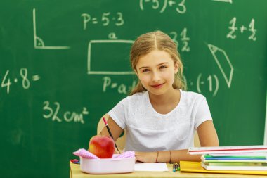 -Sınıfta güzel kız öğrenci okula dönüş