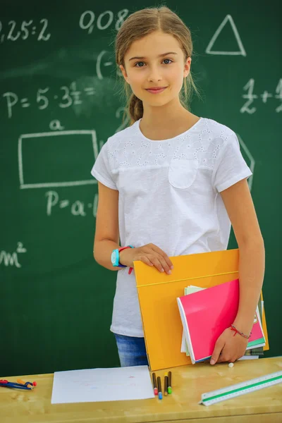 Volver a la escuela - hermosa colegiala en el aula —  Fotos de Stock