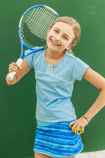 Теннис - красивая юная теннисистка — стоковое фото