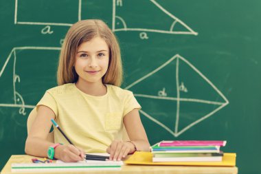 -sınıfta genç kız öğrenci okula dönüş