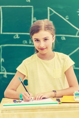 -sınıfta genç kız öğrenci okula dönüş