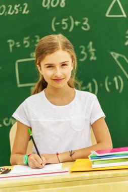 -sınıfta genç kız öğrenci okula dönüş