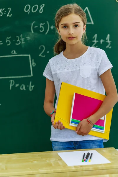 Regreso a la escuela - colegiala joven en el aula — Foto de Stock